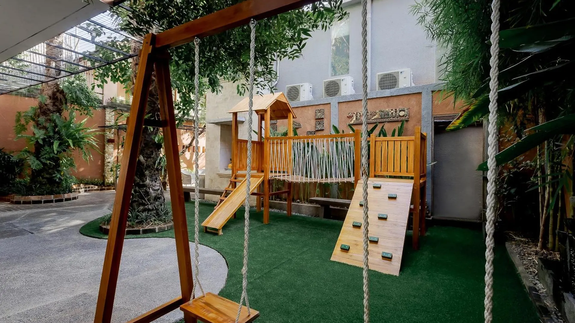 Fourteen Roses Boutique Hotel, Kuta Легиан Отель