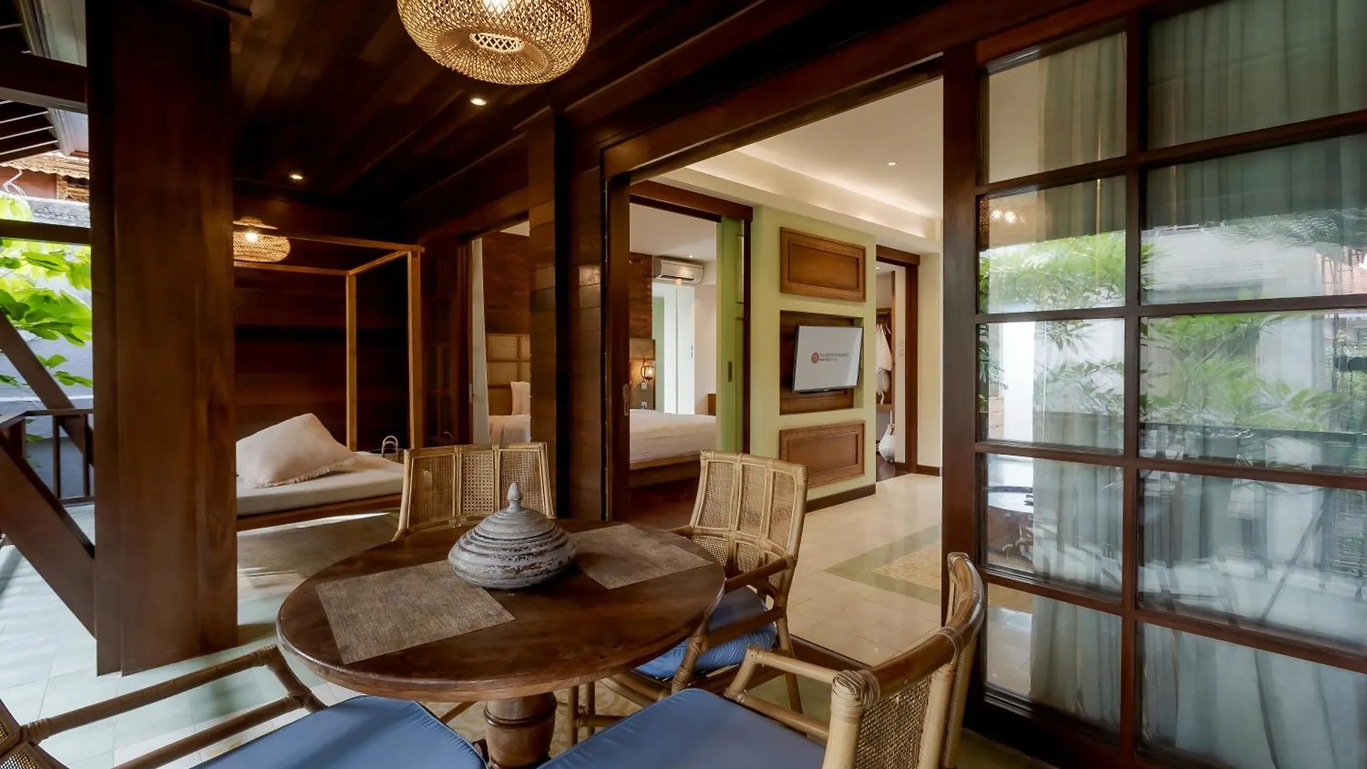 Fourteen Roses Boutique Hotel, Kuta Легиан