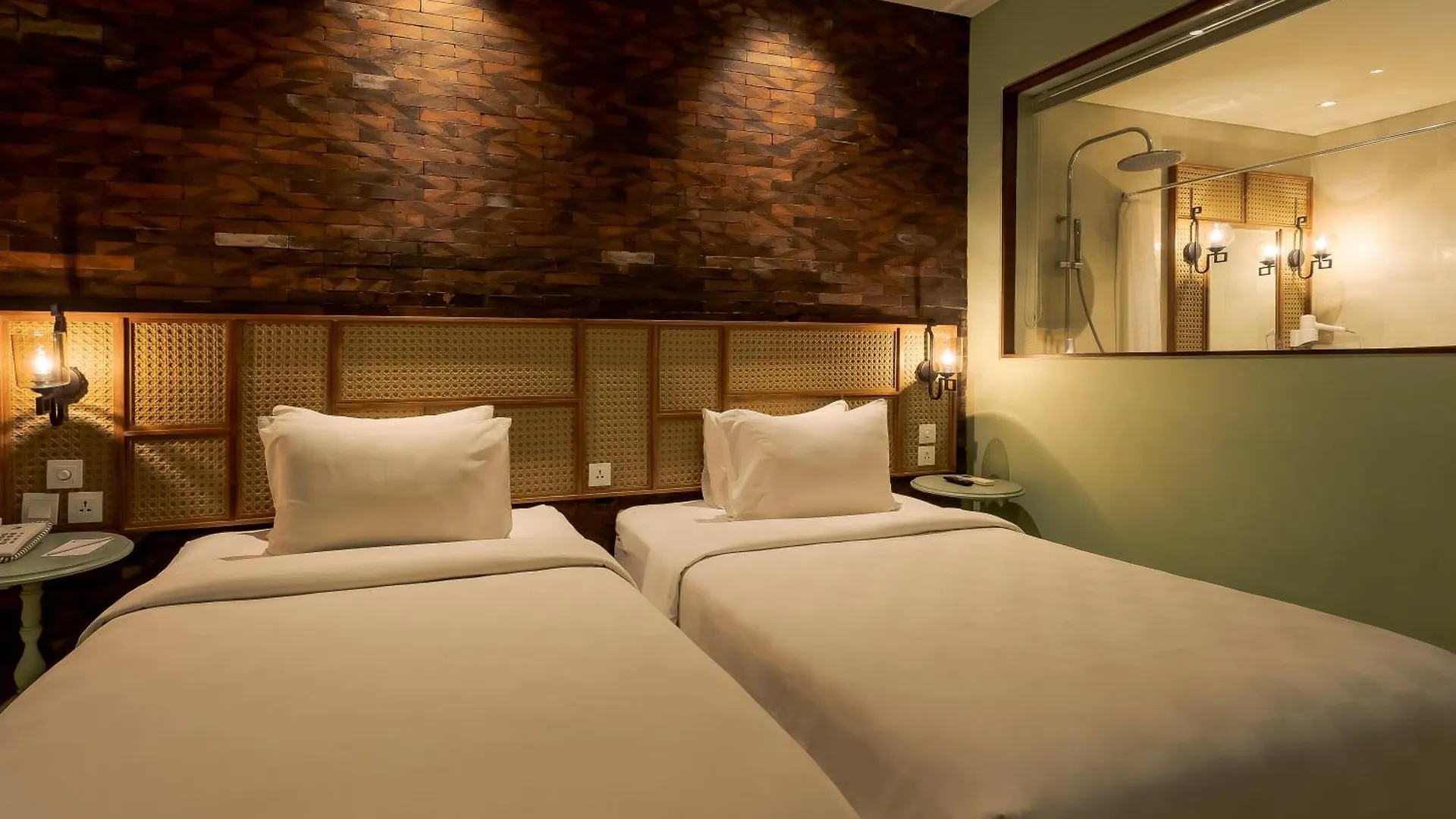 Fourteen Roses Boutique Hotel, Kuta Легиан Отель