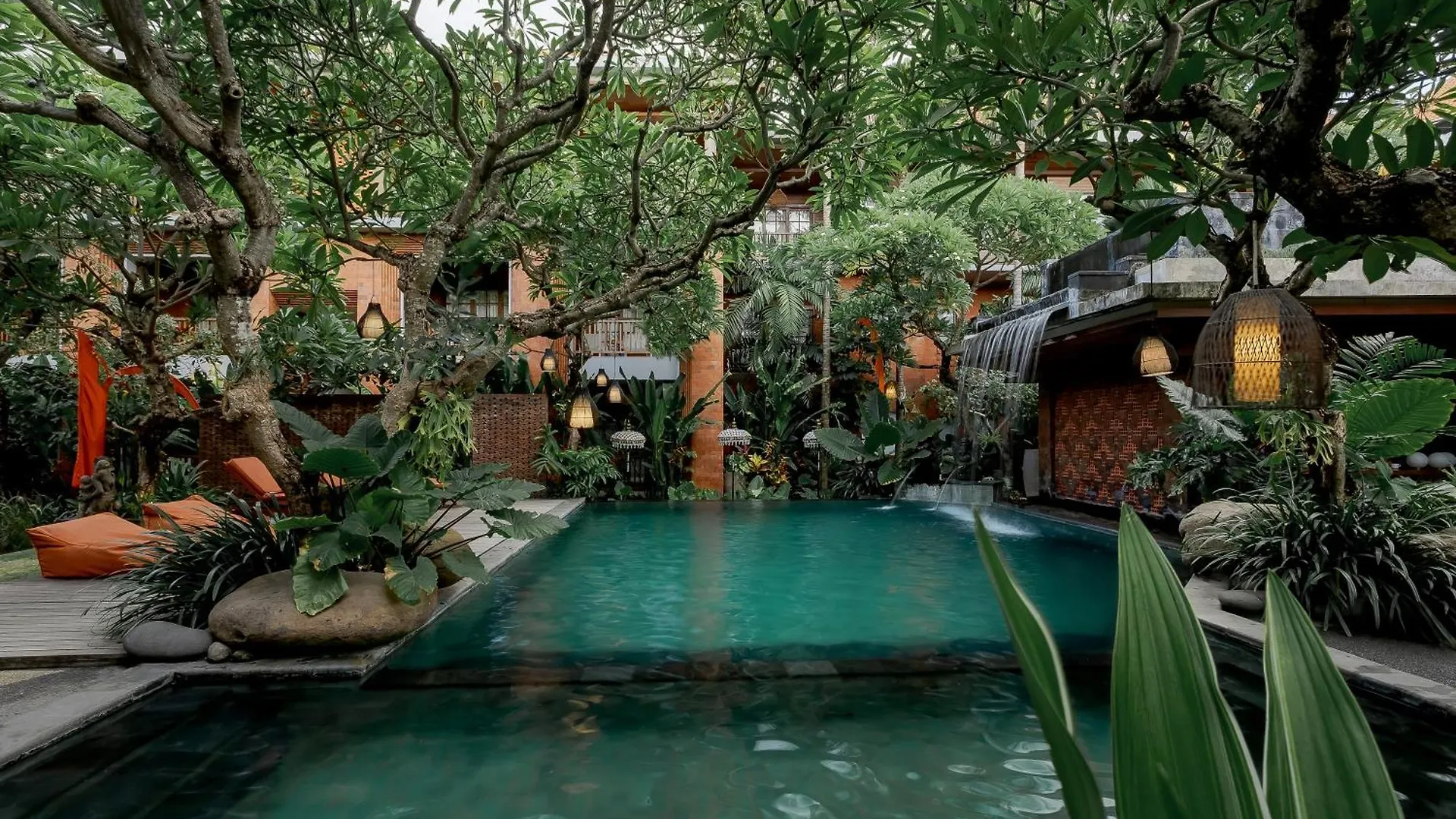 Отель Fourteen Roses Boutique Hotel, Kuta Легиан