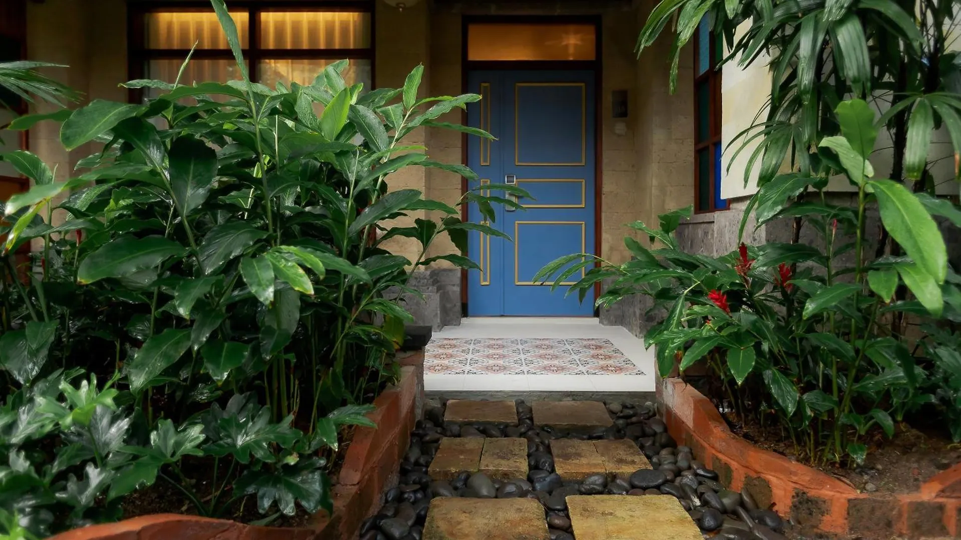 Fourteen Roses Boutique Hotel, Kuta Легиан
