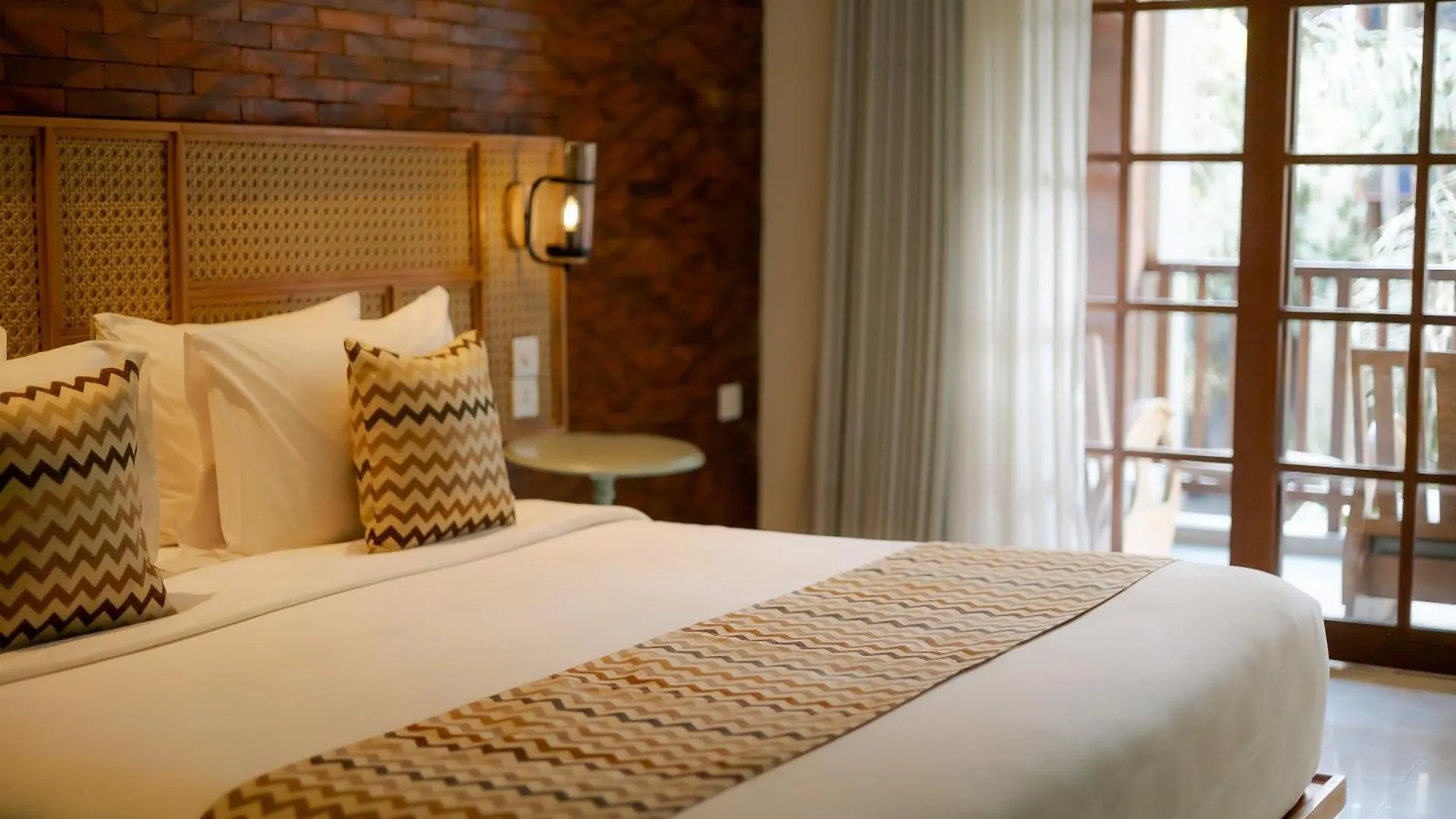 Fourteen Roses Boutique Hotel, Kuta Легиан